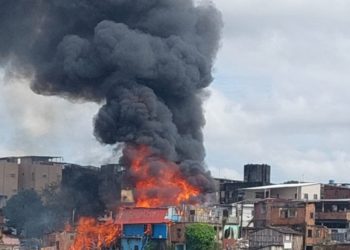 Vídeos mostram incêndio de grandes proporções em Manaus