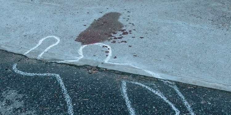 Esfaqueado, homem corre por avenida sangrando em Manaus