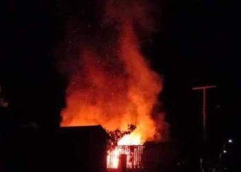 Idoso morre carbonizado após casa consumida durante incêndio no Amazonas