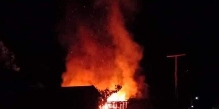 Idoso morre carbonizado após casa consumida durante incêndio no Amazonas