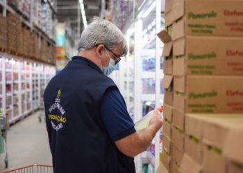 Supermercado é autuado por venda de alimentos em condições inadequadas em Manaus