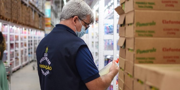Supermercado é autuado por venda de alimentos em condições inadequadas em Manaus