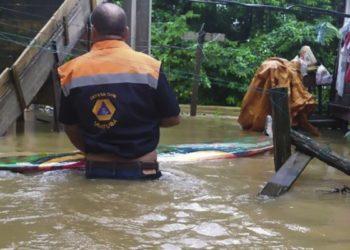 Chuvas desalojam famílias e bloqueiam estradas em Ubatuba