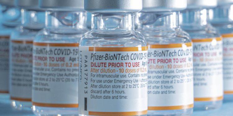 Reforço com Pfizer aumenta proteção em quem recebeu doses da CoronaVac