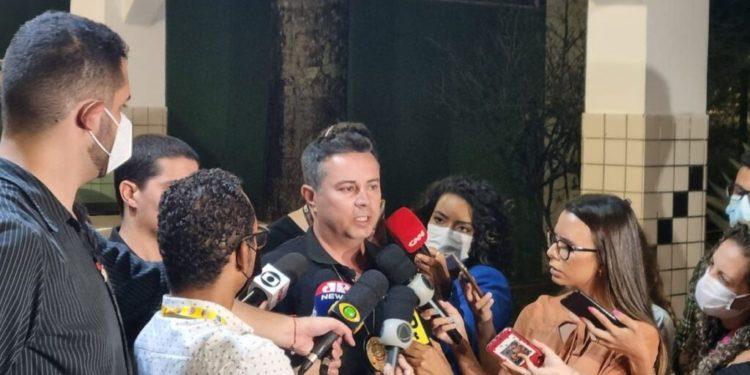 Polícia prende suspeitos de esfaquear jornalista em Brasília