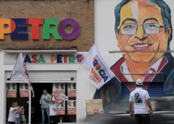 Colômbia elege presidente, inclinada pela primeira vez à esquerda