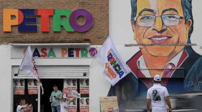 Colômbia elege presidente, inclinada pela primeira vez à esquerda