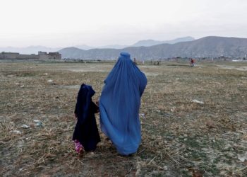 Taliban ordena que mulheres afegãs voltem a cobrir o rosto