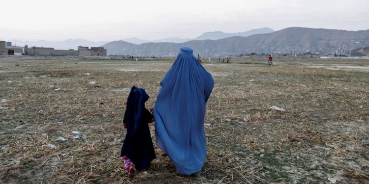 Taliban ordena que mulheres afegãs voltem a cobrir o rosto