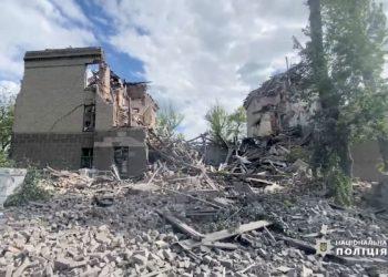 Cidade de Donbas é destruída por russos, anuncia Zelensky