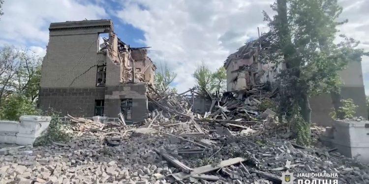 Cidade de Donbas é destruída por russos, anuncia Zelensky