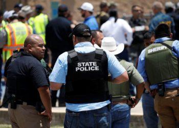 Centenas fazem vigília no Texas após mortes de crianças e professores