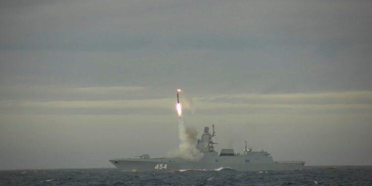 Rússia exibe míssil de cruzeiro hipersônico Zircon em teste no mar