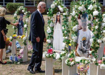Biden visita escola enlutada em Uvalde e ouve apelos da comunidade
