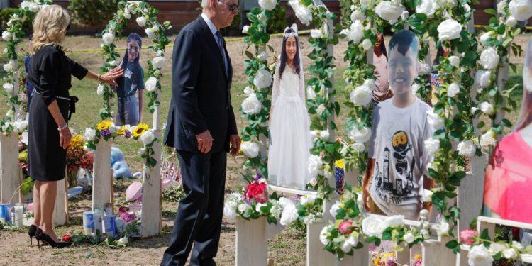 Biden visita escola enlutada em Uvalde e ouve apelos da comunidade