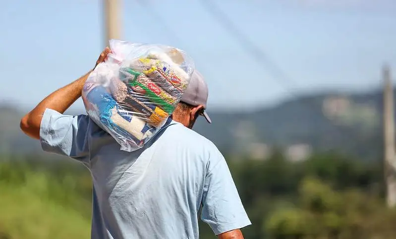 Inflação alta e salários em queda limitam impactos do Auxílio Brasil, dizem economistas