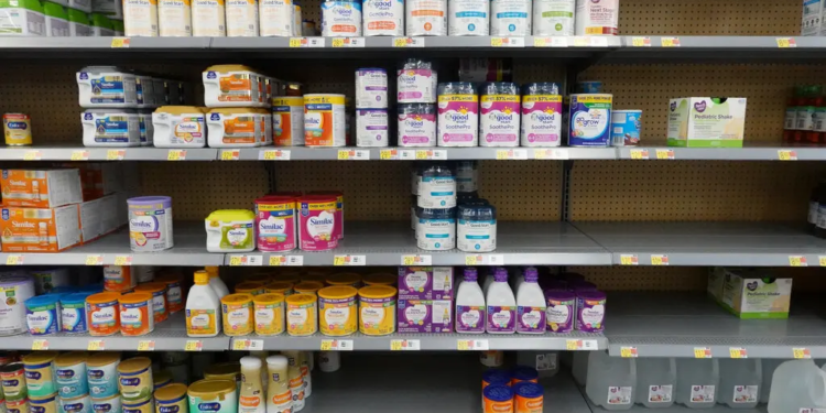 Algumas fórmulas para bebês estão esgotadas. Veja como lidar com a escassez.