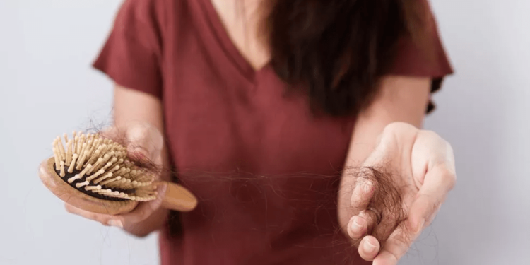 Quando a queda de cabelo pode ser considerada uma doença?