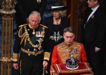 Príncipe Charles faz Discurso da Rainha pela primeira vez, em sinal de transição progressiva do reinado de Elizabeth II