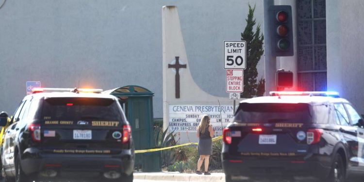 Um dia após ataque a mercado nos EUA, tiroteio deixa um morto e cinco feridos em igreja na Califórnia