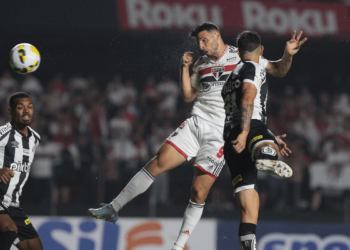 São Paulo derrota Santos em clássico com gol de pênalti no fim
