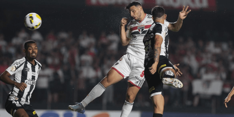 São Paulo derrota Santos em clássico com gol de pênalti no fim
