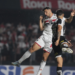 São Paulo derrota Santos em clássico com gol de pênalti no fim