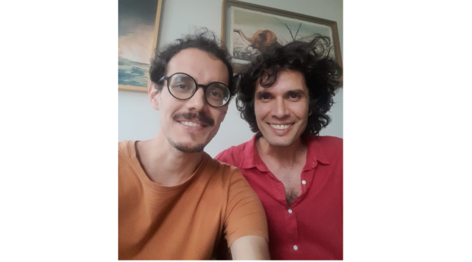 Guilherme Cobelo e Paulo Ohana se apresentam no projeto Bule, no Infinu