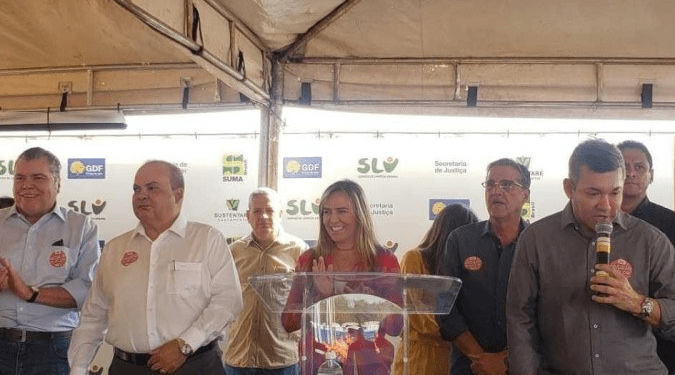 Ibaneis assina decreto de ponto facultativo no Dia do Gari, no DF