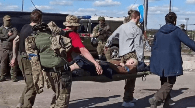 Rússia anuncia rendição de 265 combatentes na siderúrgica de Azovstal