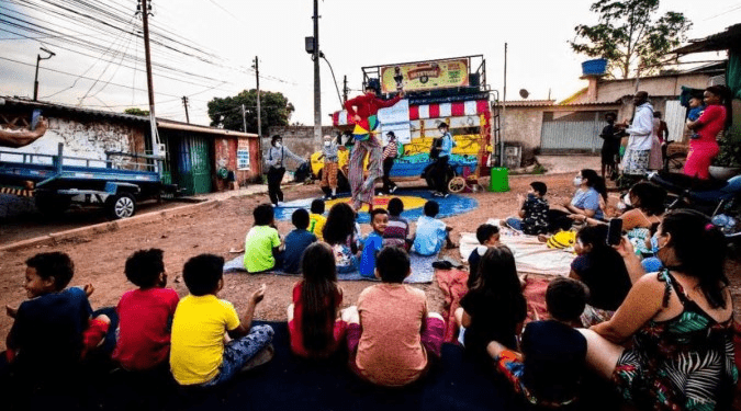 Trupe de palhações Teatro Artetude retoma apresentações no DF