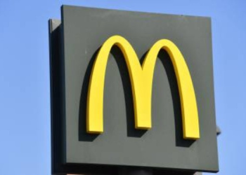 Atendente do McDonald’s é baleado após discussão por cupom de desconto, no RJ