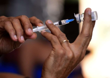 COE quer adoção da dose de reforço da vacina no passaporte para eventos