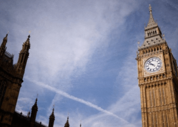 Prisão de deputado suspeito de estupro abala partido de Boris Johnson