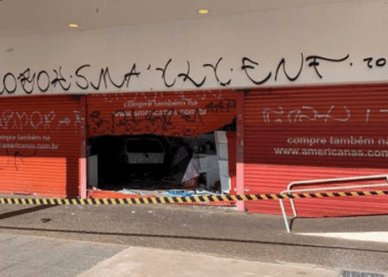 Carro sobe em calçada e invade loja na Asa Sul na madrugada desta quarta