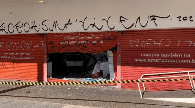 Carro sobe em calçada e invade loja na Asa Sul na madrugada desta quarta