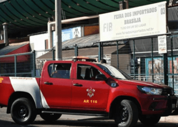 Cerca de 30 bancas foram atingidas por fogo na Feira dos Importados