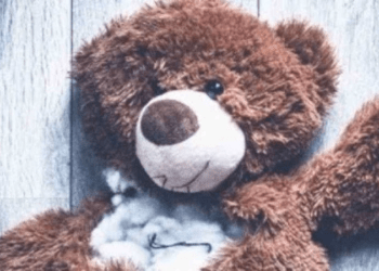 Mãe é suspeita de queimar filhos de 3 e 6 anos com colher quente, no Rio de Janeiro