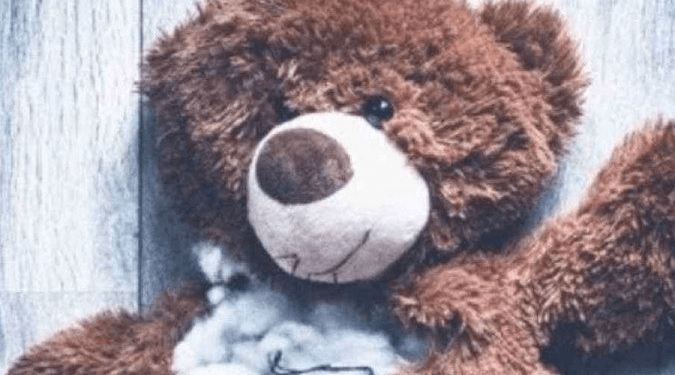 Mãe é suspeita de queimar filhos de 3 e 6 anos com colher quente, no Rio de Janeiro