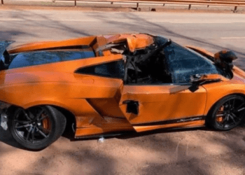 Lamborghini de R$ 1,2 mi fica destruída em acidente no interior de MG