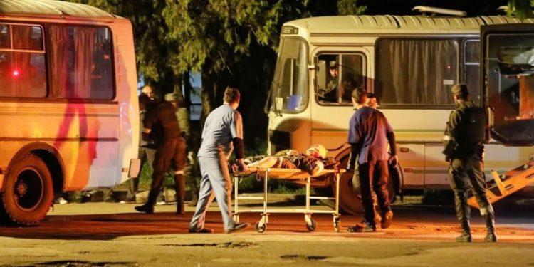 Guerra na Ucrânia: Mais de 250 soldados ucranianos se rendem e Kiev ordena que Mariupol ceda