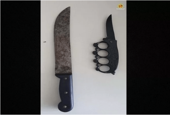 Facão e soco inglês são apreendidos após briga em frente de escola