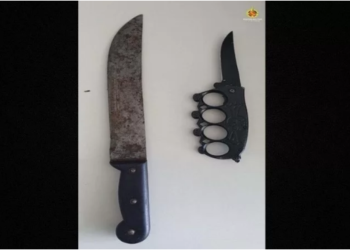 Facão e soco inglês são apreendidos após briga em frente de escola