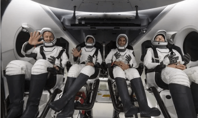 Após três meses no espaço, quatro astronautas voltam à Terra. Veja