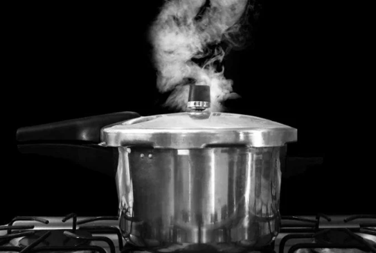 Panela de pressão explode, uma pessoa morre e duas ficam feridas