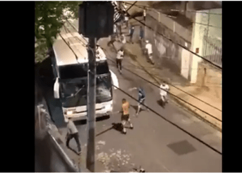 Ônibus da torcida do Grêmio é alvo de ataque de cruzeirenses em BH