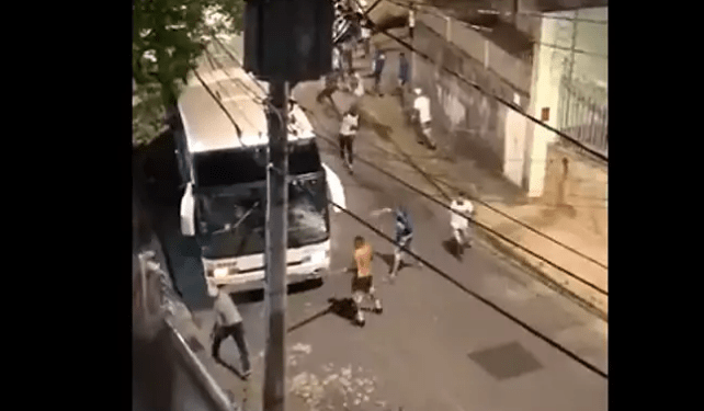 Ônibus da torcida do Grêmio é alvo de ataque de cruzeirenses em BH