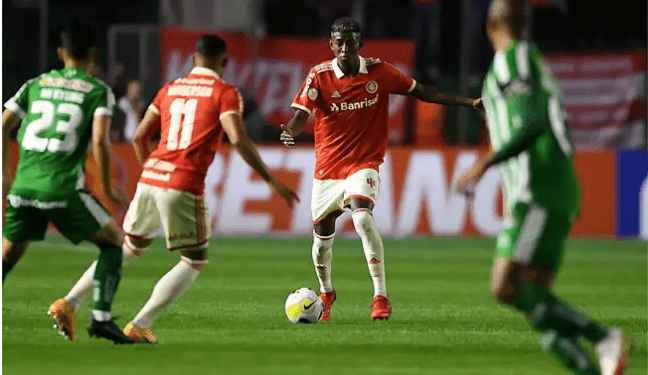 Internacional sai na frente, mas leva empate do Juventude no Brasileirão