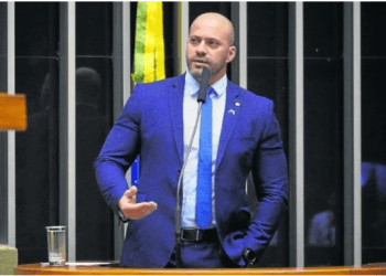 Daniel Silveira participa de ato pró-Bolsonaro em Niterói