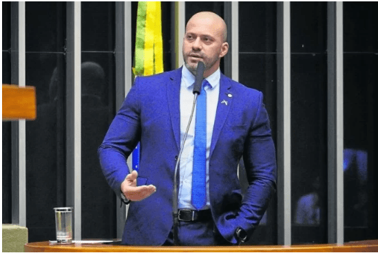 Daniel Silveira participa de ato pró-Bolsonaro em Niterói